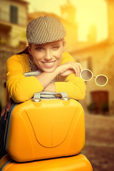 Mujer Elegante Con Una Maleta Viaje Calle Ciudad Italiana — Foto de Stock