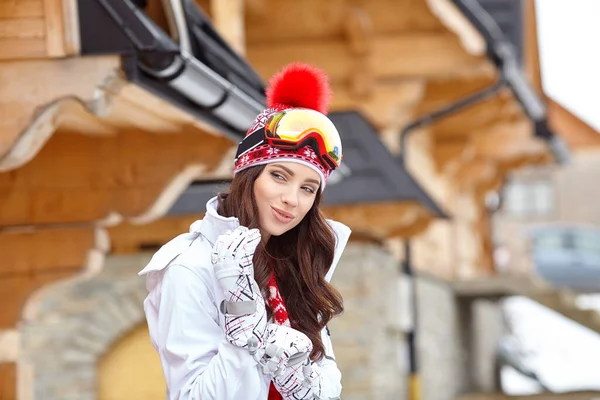 レジャー スポーツ の概念 スキーで幸せな若い女ゴーグル屋外 — ストック写真
