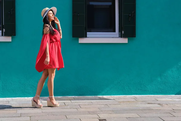 Портрет Жінки Моди Червоній Сукні Зовні Woman Брюнетка Посміхається Щасливий — стокове фото