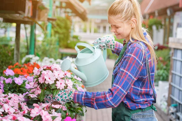 Netter Positiver Blumenverkäufer Der Wasserkanne Hält Und Blumen Gießt Während — Stockfoto