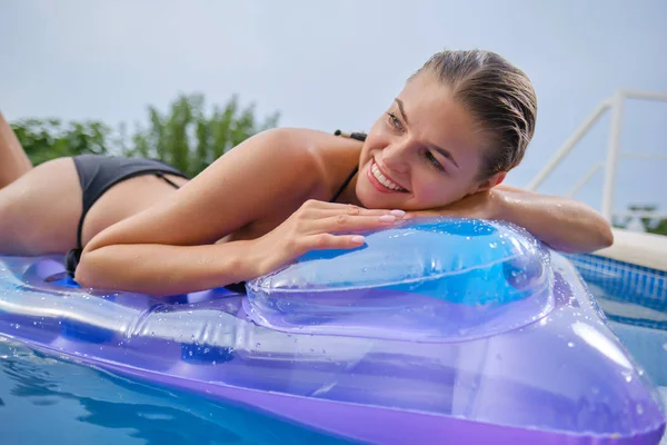 Donna Sdraiata Sul Materassino Acqua Piscina — Foto Stock