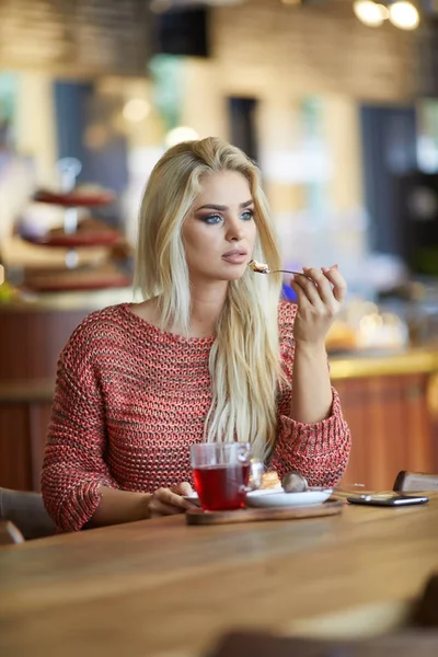 Woman Drinking Tea Vintage Color Tone — Stock Photo, Image