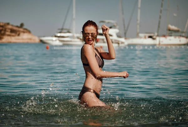 ビーチでビキニの女の子 若いです美しい女性でビキニでビーチにアドリア海 — ストック写真