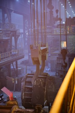 Çelik fabrikasında metalin erimesi. Eriyen ocakta yüksek sıcaklık. Çelik fabrikası