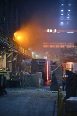 Çelik fabrikasında metalin erimesi. Eriyen ocakta yüksek sıcaklık. Çelik fabrikası