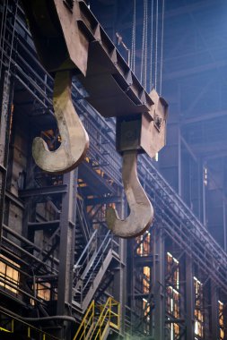 Çelik fabrikasında metalin erimesi. Eriyen ocakta yüksek sıcaklık. Çelik fabrikası