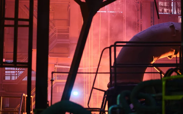 钢厂的金属熔融 熔炉中的高温 — 图库照片