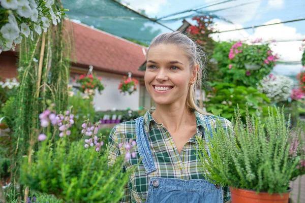 Floristería Jardinero Femenino Floristería Vivero — Foto de Stock