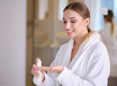 Bakterilerin el dezenfeksiyonu için antibakteriyel jel uygulayan bir kadın. Grip virüsü salgını, salgın ve bulaşıcı hastalıklar sırasında sağlık koruması