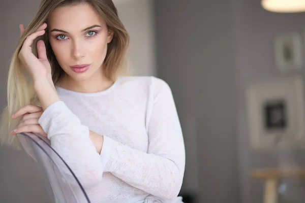 Gioiosamente Femminile Con Capelli Biondi Vestita Con Disinvoltura Guardando Con — Foto Stock