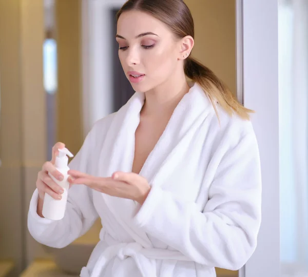 Mulher Aplicando Gel Antisséptico Antibacteriano Para Desinfecção Das Mãos Bactérias — Fotografia de Stock