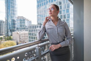 Modern ofisin arka planında güzel bir iş kadını