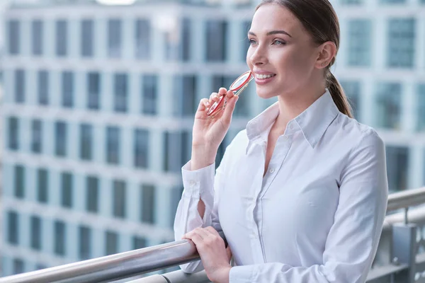 Schöne Geschäftsfrau Vor Dem Hintergrund Des Modernen Büros — Stockfoto