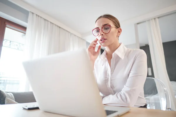 Mujer Con Gafas Vista Sentada Con Computadora Sofá Mirando Exterior —  Fotos de Stock