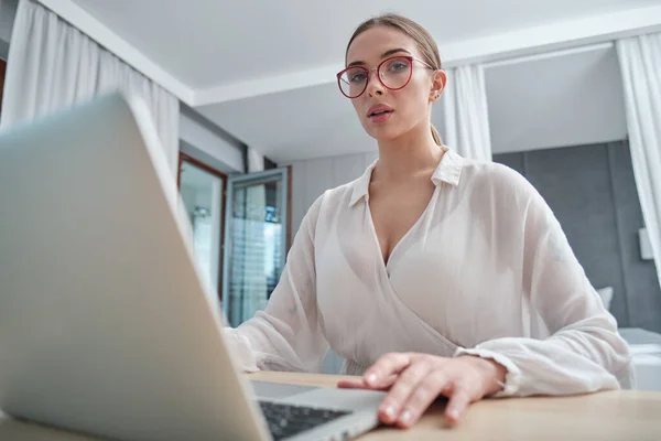 Kobieta Okularach Siedzi Komputerem Kanapie Patrząc Zewnątrz Nie Może Skoncentrować — Zdjęcie stockowe