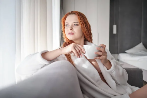Zamknij Styl Życia Portret Zamyślonej Kobiety Pijącej Kawę Wczesnym Rankiem — Zdjęcie stockowe