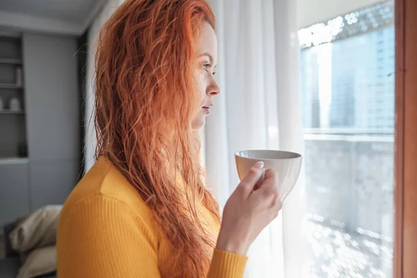 Primer Plano Estilo Vida Retrato Mujer Pensativa Beber Café Por — Foto de Stock