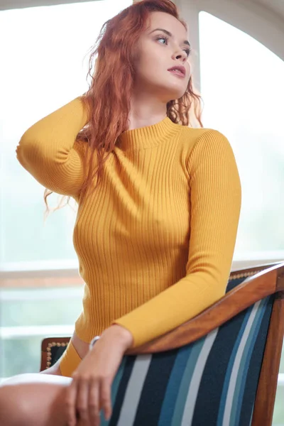 Sexy Donna Dai Capelli Rossi Maglione Giallo Casa — Foto Stock