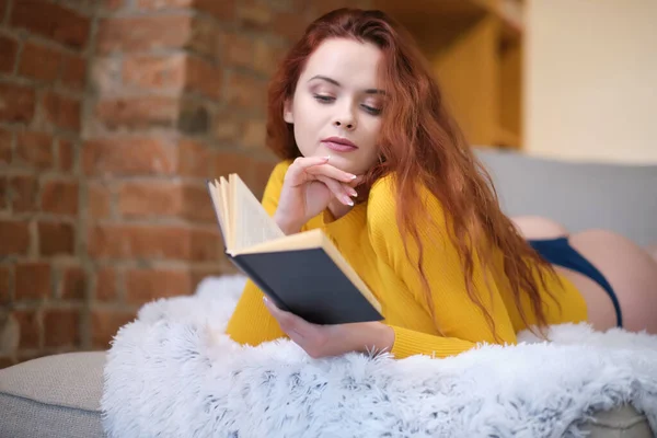 Vrouw Leest Het Boek Tijdens Coronavirus Quarantaine — Stockfoto