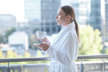 Evde kal, kadın elinde kahve fincanı tutuyor, karantina salgını.