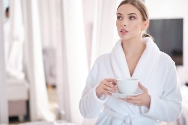 Evde kal, kadın elinde kahve fincanı tutuyor, karantina salgını.