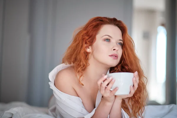 Concepto Stayhome Atractivewoman Sentado Cama Sosteniendo Taza Café Negro Disfrutando — Foto de Stock