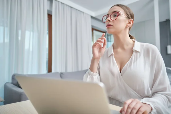 Werken Tijdens Quarantaine Een Vrouw Thuis Werkt Laptop — Stockfoto