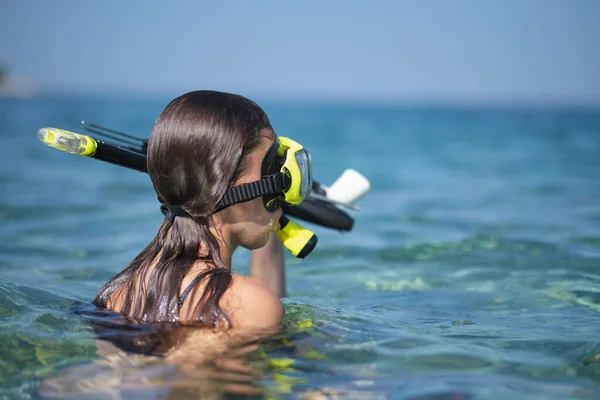 Una Donna Bikini Caccia Con Una Balestra — Foto Stock