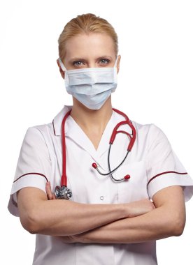 Tıbbi antivirüs maskesi takan kadın doktor. izole edilmiş stüdyo resmi.