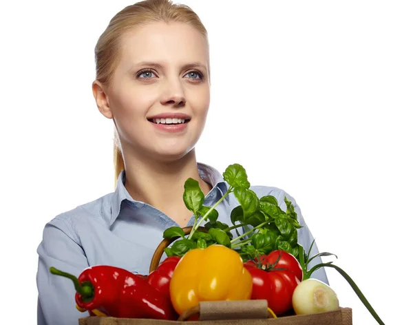 拿着装满新鲜蔬菜的购物袋的女人 在白色背景下孤立的饮食健康饮食概念 — 图库照片