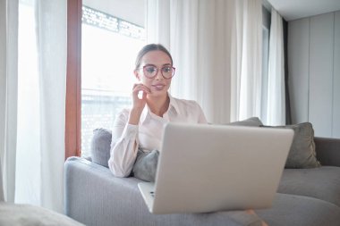 Bir kadın evde salgın hastalık ya da karantina sırasında çalışır.