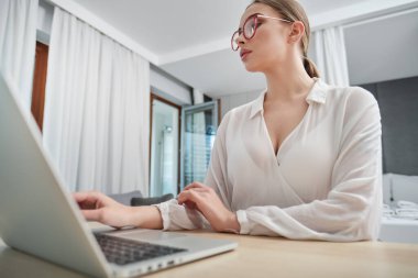 Bir kadın evde salgın hastalık ya da karantina sırasında çalışır.