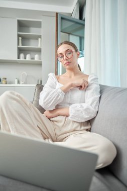 Bir kadın evde salgın hastalık ya da karantina sırasında çalışır.