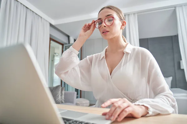 Een Vrouw Werkt Thuis Tijdens Een Epidemie Quarantaine — Stockfoto