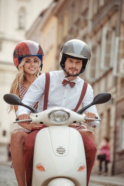 Mutlu genç çift gün batımında veya gün doğumunda mobiletle gezerken eğleniyor. Motosikletli çift