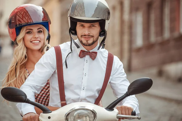 快乐的年轻夫妇在日落或日出时骑摩托车玩得很开心 城市里骑摩托车的情侣 — 图库照片