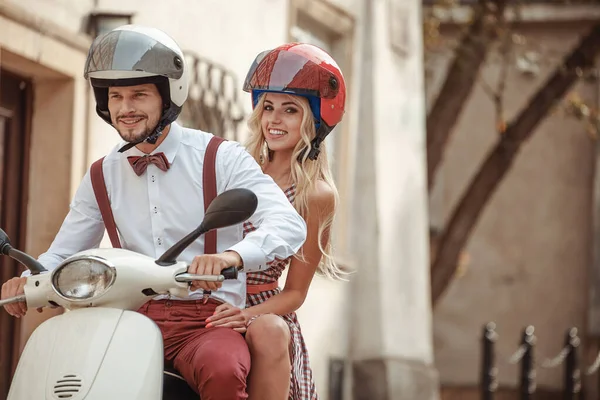 Gelukkig Jong Stel Met Plezier Rijden Scooter Tijdens Zonsondergang Zonsopgang — Stockfoto