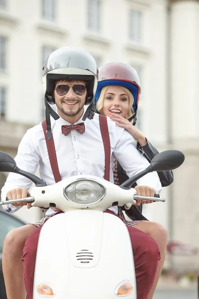 Feliz Jovem Casal Divertindo Andando Scooter Durante Pôr Sol Nascer — Fotografia de Stock