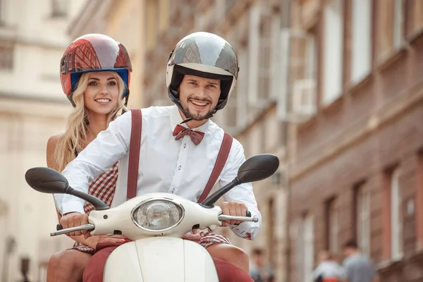 Heureux Jeune Couple Amusant Monter Scooter Pendant Coucher Soleil Lever — Photo