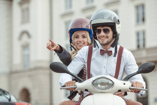 Feliz Jovem Casal Divertindo Andando Scooter Durante Pôr Sol Nascer — Fotografia de Stock