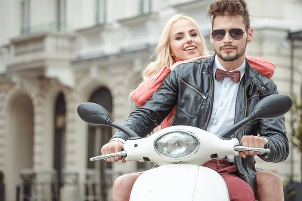 Feliz Jovem Casal Divertindo Andando Scooter Durante Pôr Sol Nascer — Fotografia de Stock