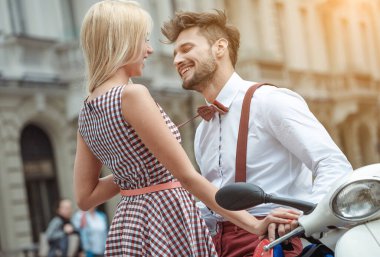 Motosikletli romantik bir çift. Sevgi dolu çift şehirde motorla geziyor..