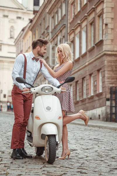 Romantisches Paar Mit Motorrad Liebespaar Fährt Mit Motor Der Stadt — Stockfoto