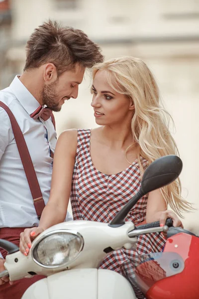 Romantiskt Par Med Motorcykel Älskade Par Rider Motor Staden — Stockfoto