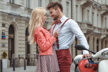 Birbirine aşık bir çift, motosiklet süren yakışıklı bir adam ve genç seksi bir kadın seyahati. Genç sürücüler yolculuklarında eğleniyorlar. Macera ve tatil kavramı.