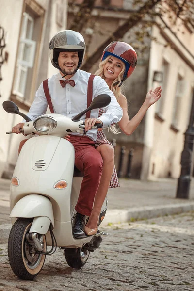 Jovem Casal Hipster Bonito Montando Rua Cidade Motocicleta Verão Europa — Fotografia de Stock