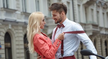 Yaz Avrupa tatili, randevu, romantizm. Mutlu ve çekici bir çift. Yazlık elbise giyen çekici sarışın kadın. Yakışıklı erkek arkadaşına sarılıyor. 