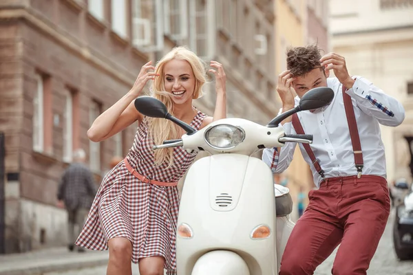 Sommerurlaub Datum Romantik Glückliches Attraktives Paar Charmante Blonde Frau Sommerkleid — Stockfoto