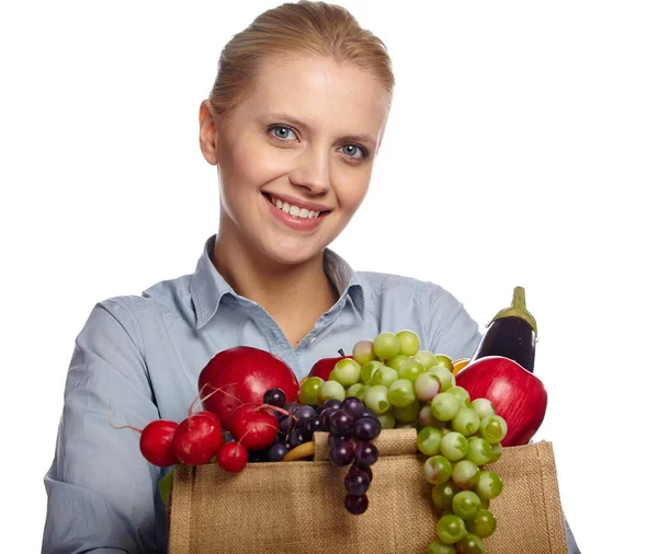 新鮮な野菜でいっぱいの食料品店の紙袋を持っている女性 白を基調とした食生活の健康コンセプト — ストック写真