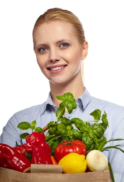 Kobieta Trzymająca Papierową Torbę Pełną Świeżych Warzyw Dietetyczna Koncepcja Zdrowego — Zdjęcie stockowe